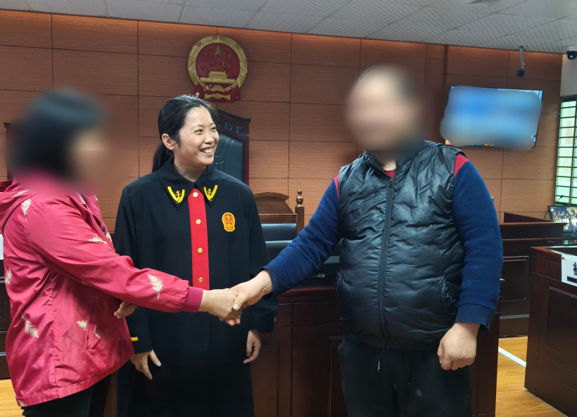 团结花迎“枫”开