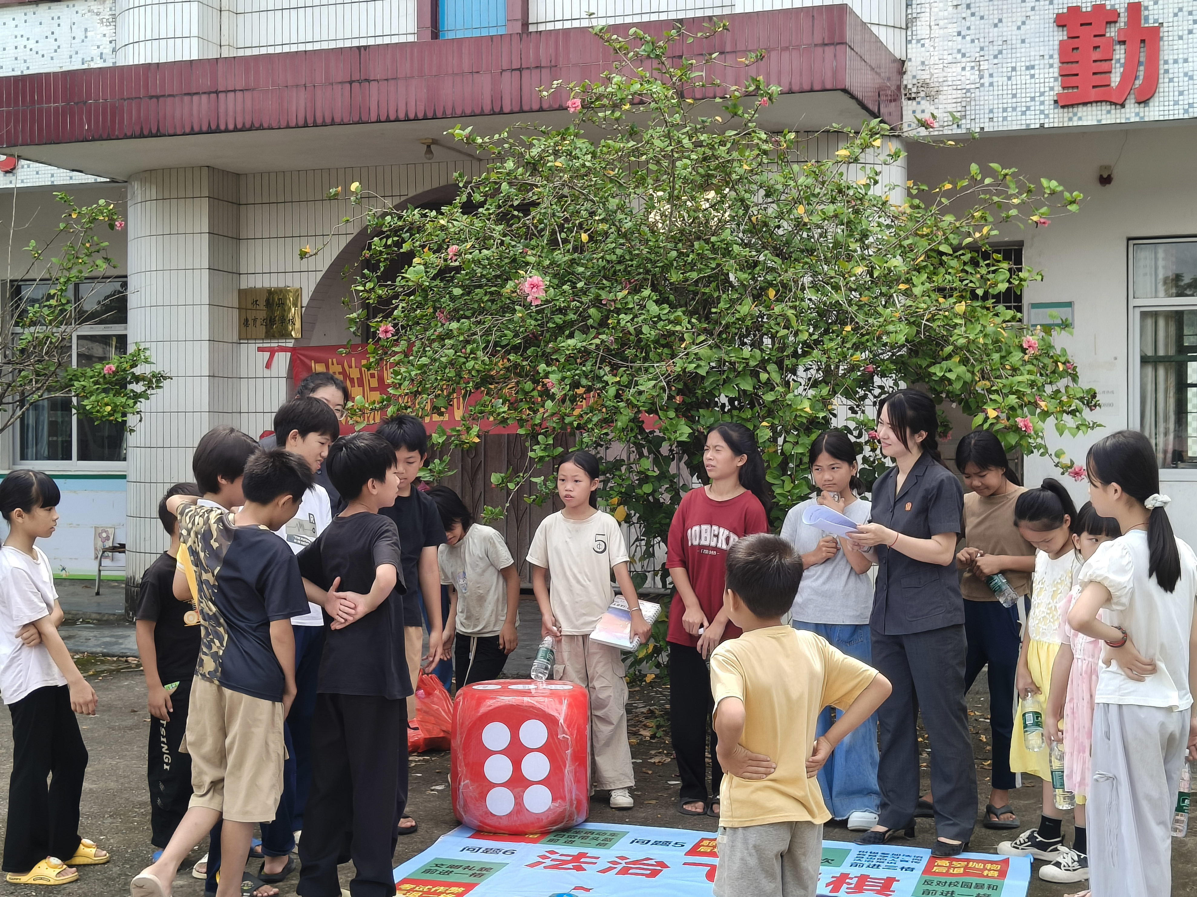 “法治飞行棋”寓教于乐护成长